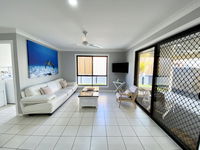 STYLISH RESIDENCE LARGE PRIVATE YARD - CLOSE TO DREAMWORLD