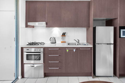 Stylish Split Level Apartment 13 Minutes From City - Accommodation NT 3