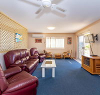 Stylish Unit Opposite Foreshore - Sylvan Beach Esp Bellara - Accommodation NT