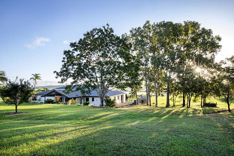 Sunset Retreat Airlie Beach Rural Getaway - NT Tourism 1