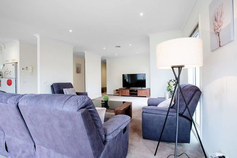 Superb Luxe 5BR House@Point Cook Near Lake - Accommodation NT 3