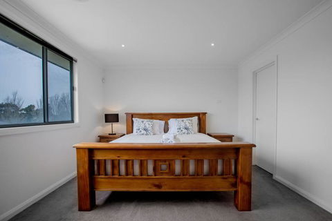 Superb Luxe 5BR House@Point Cook Near Lake - Accommodation NT 1