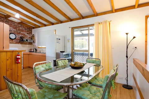 Surf And Sunsets, Beach Holiday Home Mandurah - Accommodation NT 2