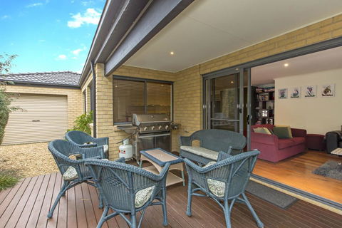 SURFSIDE GETAWAY IN PICTURESQUE INVERLOCH - Accommodation NT 3