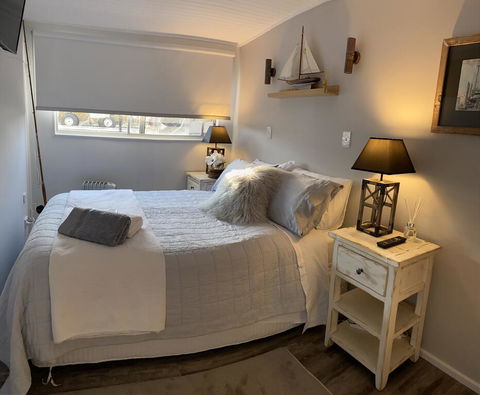 Swamp Fox Luxury 2BR Dutch Barge - Accommodation NT 1