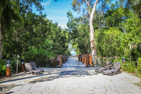Temple 121 Modern Spacious Palm Cove 2 Brm 2 Bth Resort Apartment With Courtyard - Accommodation NT 1