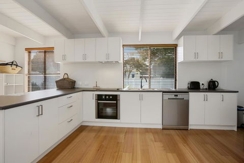 THE ASHMAN HOUSE - Modern And Close To Town - Accommodation NT 2