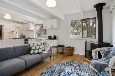 THE ASHMAN HOUSE - Modern And Close To Town - Accommodation NT 1