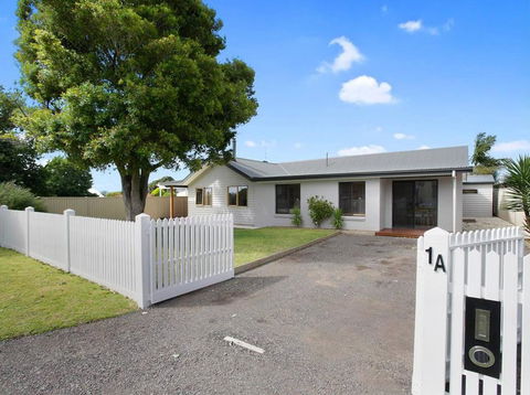 THE ASHMAN HOUSE - Modern And Close To Town - Accommodation NT 0