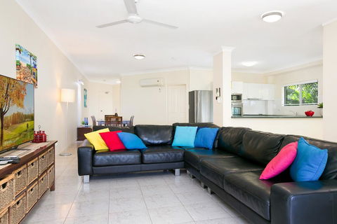 The Beach House 3BR Waterfront Apartment, Own WIFI - Accommodation NT 3