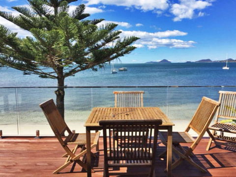 The Beach House' 169 Soldiers Point Road - Right On The Waterfront - NT Tourism 0