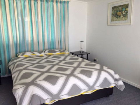 The Beach House' 169 Soldiers Point Road - Right On The Waterfront - NT Tourism 2