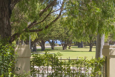 The Beach Retreat - NT Tourism 0