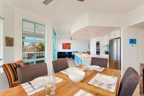 The Beach Shack 3BR Waterfront Resort, Own WIFI - Accommodation NT 2