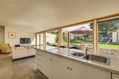 Brampton Cottage - Accommodation NT 18