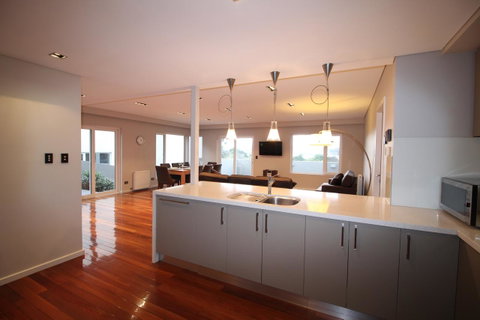 Sunny 3 Bedroom Apartment In Sandy Bay - Accommodation NT 11