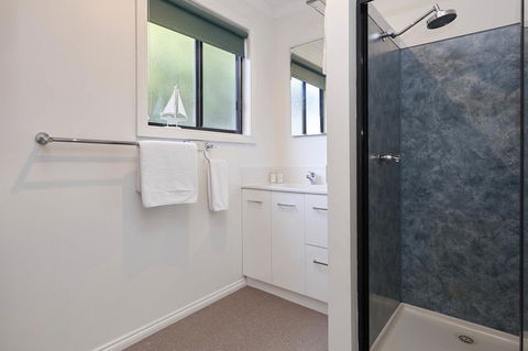 KINGFISHER COTTAGE Beachfront At The Binalong Bay - Accommodation NT 2