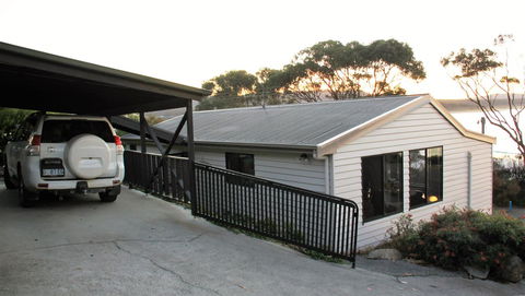 KINGFISHER COTTAGE Beachfront At The Binalong Bay - Accommodation NT 21
