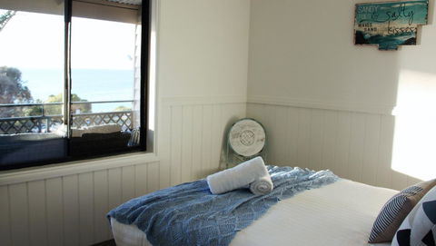 KINGFISHER COTTAGE Beachfront At The Binalong Bay - Accommodation NT 11