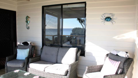 KINGFISHER COTTAGE Beachfront At The Binalong Bay - Accommodation NT 7