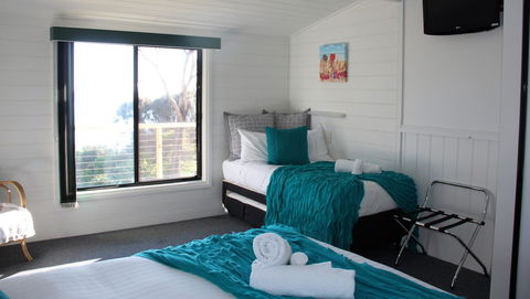KINGFISHER COTTAGE Beachfront At The Binalong Bay - Accommodation NT 5