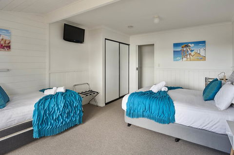KINGFISHER COTTAGE Beachfront At The Binalong Bay - Accommodation NT 3
