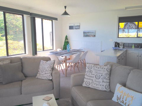 KINGFISHER COTTAGE Beachfront At The Binalong Bay - Accommodation NT 24