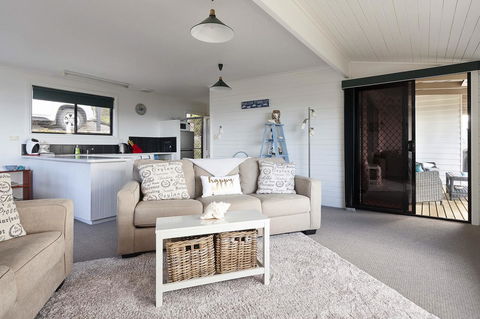 KINGFISHER COTTAGE Beachfront At The Binalong Bay - Accommodation NT 22