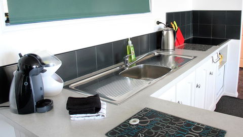 KINGFISHER COTTAGE Beachfront At The Binalong Bay - Accommodation NT 18