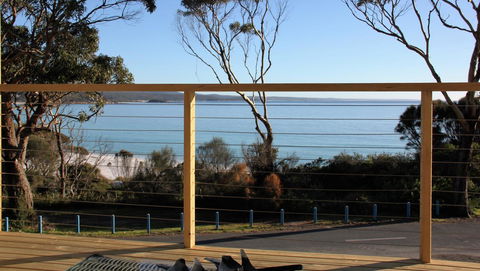 KINGFISHER COTTAGE Beachfront At The Binalong Bay - Accommodation NT 6