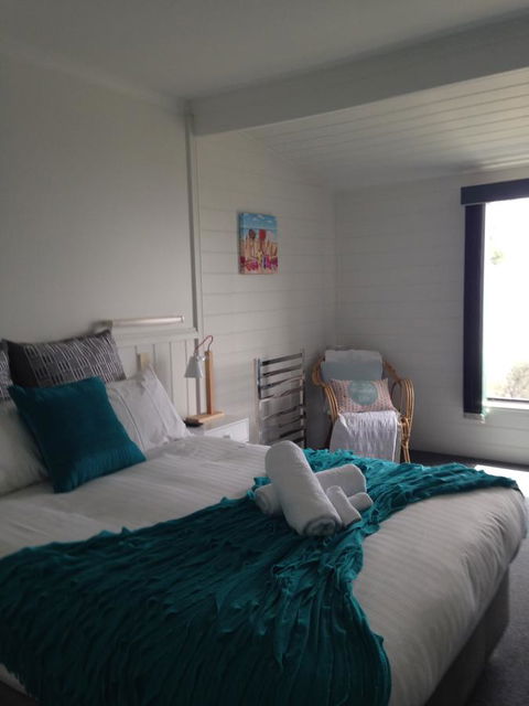 KINGFISHER COTTAGE Beachfront At The Binalong Bay - Accommodation NT 23
