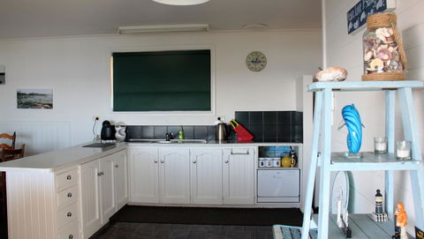 KINGFISHER COTTAGE Beachfront At The Binalong Bay - Accommodation NT 20