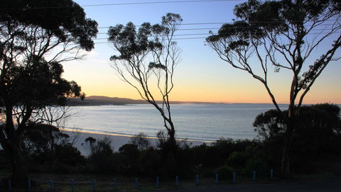 KINGFISHER COTTAGE Beachfront At The Binalong Bay - Accommodation NT 19