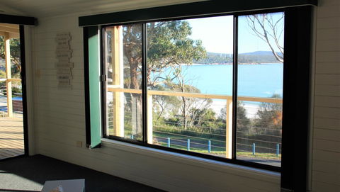 KINGFISHER COTTAGE Beachfront At The Binalong Bay - Accommodation NT 13