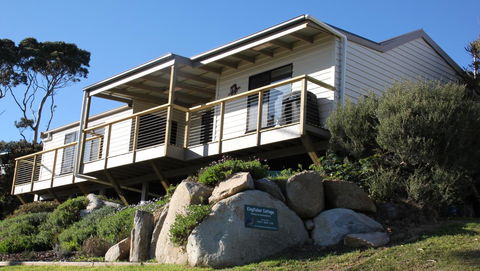 KINGFISHER COTTAGE Beachfront At The Binalong Bay - Accommodation NT 0