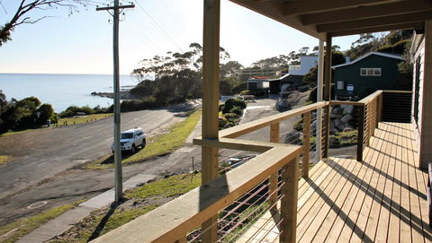 KINGFISHER COTTAGE Beachfront At The Binalong Bay - Accommodation NT 9