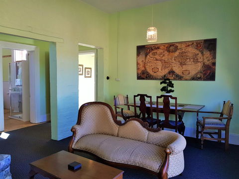 Coragulac House Cottages - Accommodation NT 8