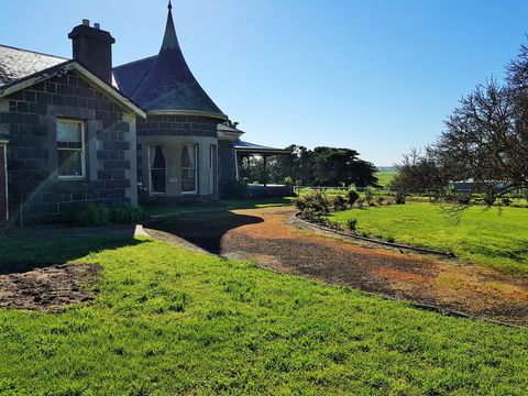Coragulac House Cottages - Accommodation NT 18