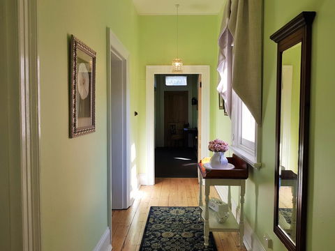 Coragulac House Cottages - Accommodation NT 12