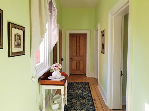 Coragulac House Cottages - Accommodation NT 11