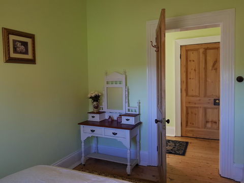 Coragulac House Cottages - Accommodation NT 7