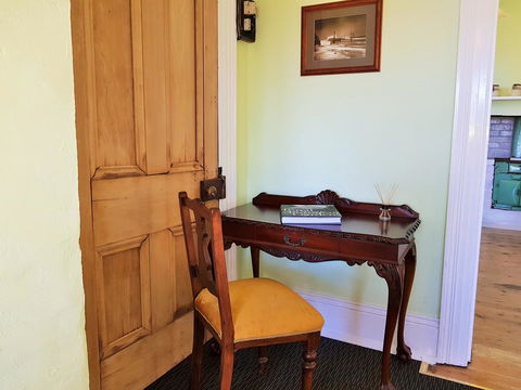 Coragulac House Cottages - Accommodation NT 17