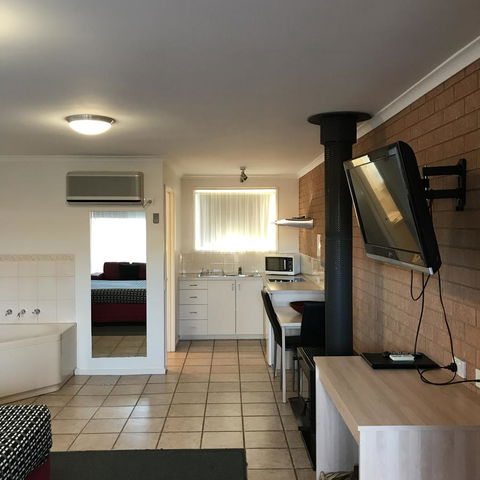 Beachcomber Motel & Apartments - NT Tourism 5