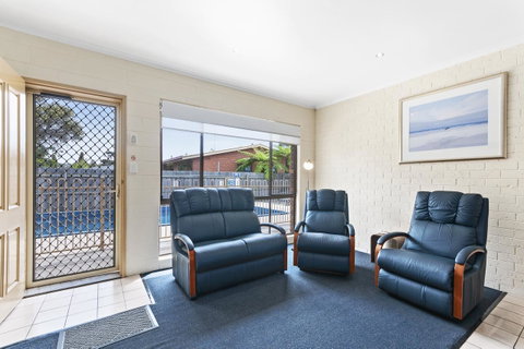Allambi Holiday Apartments - Accommodation NT 13