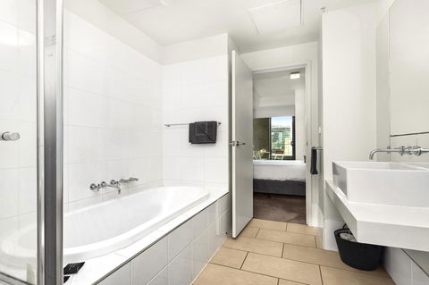 Waterfront Melbourne Apartments - NT Tourism 43