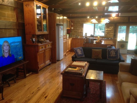 Mud Hollow Barn - Accommodation NT 13