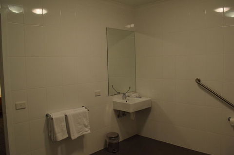 CROWN CENTRAL BUSINESS DISTRICT MOTEL - NO UNDER 18s - NT Tourism 39