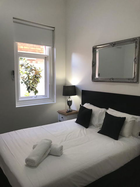 CROWN CENTRAL BUSINESS DISTRICT MOTEL - NO UNDER 18s - NT Tourism 18