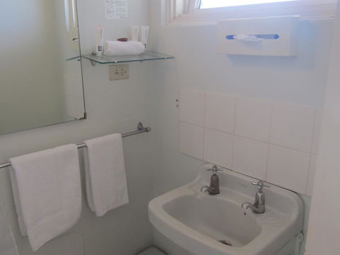 Twin City Motor Inn - Accommodation NT 28
