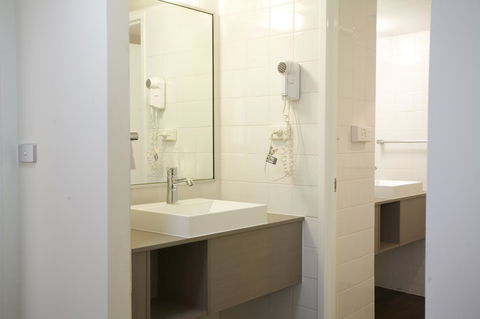 Ibis Melbourne Hotel And Apartments - Accommodation NT 19